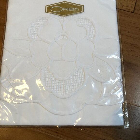 Orem Swiss Braid Rose Embroidery Pillowsham Queen - Picture 3 of 4